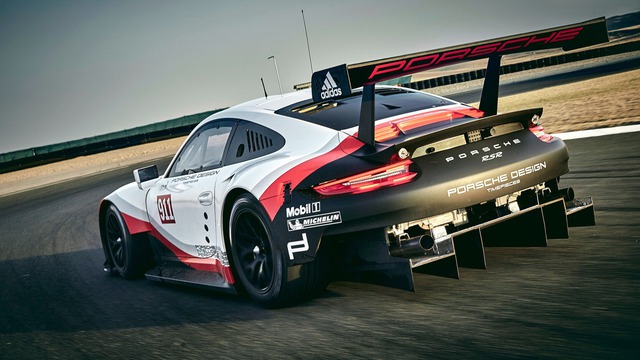 
Thay đổi mạnh mẽ và phá vỡ truyền thống của Porsche 911 RSR chính là việc khối động cơ Boxer 6 xy-lanh được đưa lên phía trước trục sau. Thay đổi này giúp các kỹ sư của Porsche có thể cài đặt bộ khuếch tán khí động học lớn hơn trên đuôi 911 RSR. 
