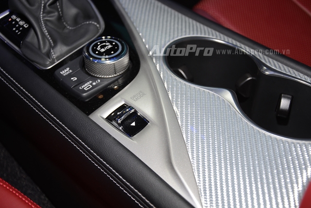 
Infiniti Q60 Sport Coupe được trang bị hệ thống treo kỹ thuật số linh hoạt điều khiển điện tử. Hãng Infiniti khẳng định, hệ thống treo này mang đến khả năng phản ứng nhanh nhạy hàng đầu phân khúc cho Q60 Sport Coupe.
