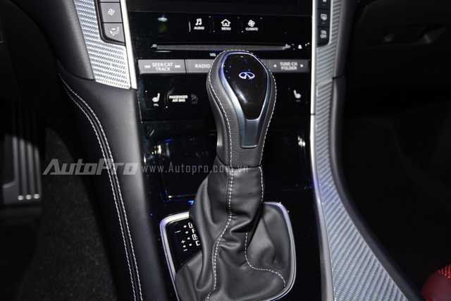 Kết hợp cùng hộp số tự động 7 cấp và hệ dẫn động 4 bánh toàn thời gian, Infiniti Q60 Coupe 2017 có khả năng tăng tốc từ vị trí xuất phát lên 100 km/h trong 5 giây trước khi đạt tối đa 250 km/h.