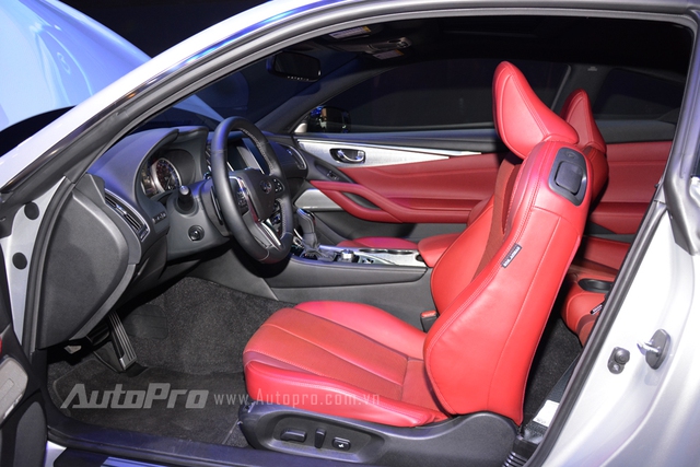 
Bên trong khoang lái của Infiniti Q60 Coupe có các hệ thống giải trí như dàn âm thanh Bose 13 loa hoàn toàn mới.
