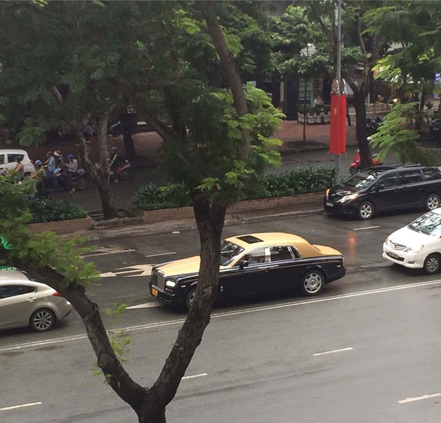 
Rolls-Royce Phantom Series II màu độc, biển tứ quý của đại gia Lào trên phố Sài thành.
