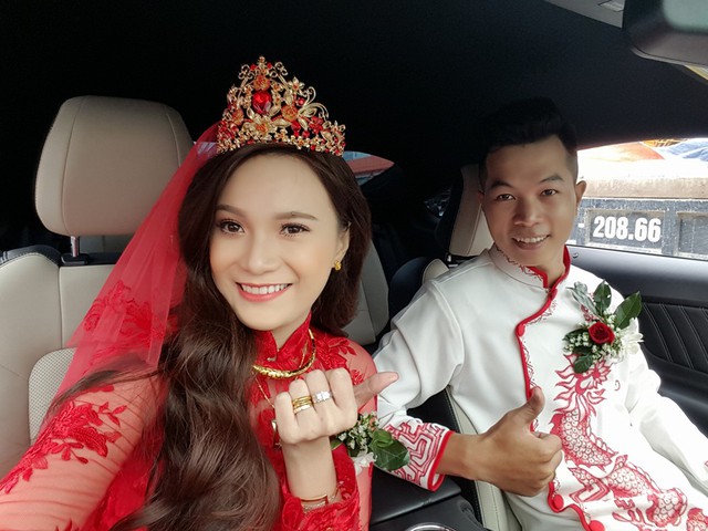 Cô dâu và chú rể xuất hiện lộng lẫy bên trong khoang lái mẫu xe thể thao tiền tỷ.