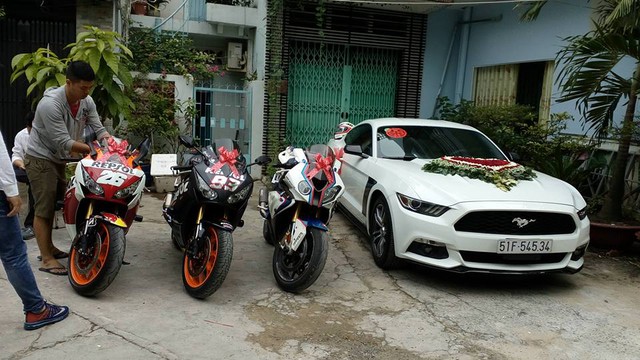 Ford Mustang 2015 cùng cặp đôi Honda CBR1000RR và BMW S1000RR.
