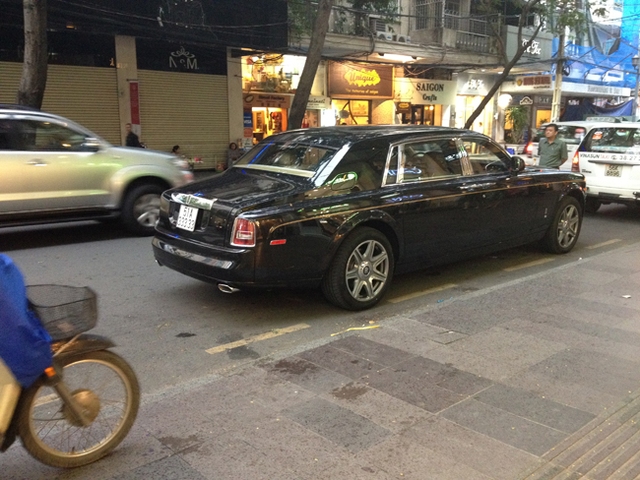 
Sở hữu 1 trong 33 chiếc Phantom rồng đã là điều mơ ước của nhiều tay chơi Việt, ấy thế mà một đại gia khách sạn tại Tân Bình còn gây choáng nhiều người với chiếc biển khủng ngũ quý 3. Nhiều người còn nhận ra con số đuôi 33 của dãy số còn trùng với 33 chiếc Rolls-Royce Phantom of the Dragon được sản xuất dành riêng cho Trung Quốc.
