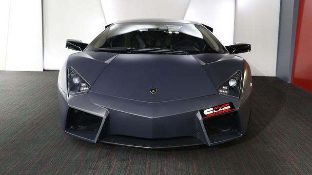 
Lamborghini Reventon chỉ có 20 chiếc được sản xuất trên toàn thế giới cũng xuất hiện tại đại lý Al Ain Class Motors. Chiếc nằm trong đại lý siêu xe ở Dubai có thông số sản xuất năm 2008 đã đi được 2.600 km. Tại thời điểm ra mắt, siêu bò này có giá 1,3 triệu USD.
