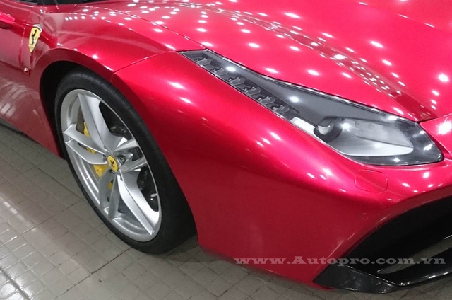 
Tại thị trường Việt Nam, Ferrari 488 GTB có giá bán dao động từ 14 đến 16 tỷ Đồng.
