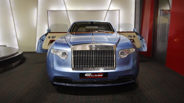 
Chỉ có một chiếc Rolls-Royce Hiperion được sản xuất trên toàn thế giới và Al Ain Class Motors cũng có hàng, điều đó cho thấy mức độ chịu chơi của đại lý siêu xe đến từ Dubai. Ban đầu mức giá dành cho Hiperion là 2,93 triệu Euro, tương đương 72,3 tỷ Đồng.
