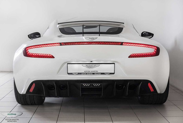 
Mức giá bán 3,3 triệu USD tương đương 73 tỷ Đồng cho một chiếc Aston Martin One-77 đã lăn bánh hơn 1.800 km cao gấp 2 lần giá xuất xưởng. Trước đó một chiếc One-77 với bộ cánh màu xám cùng nội y đất nung cũng có số đồng hồ công tơ mét vào khoảng 1.800 km được rao bán 1,7 triệu Bảng Anh tương đương 57 tỷ Đồng.
