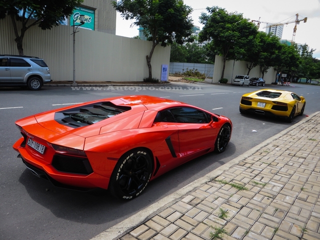 
Cặp đôi siêu xe này chính là hai chiếc Aventador đầu tiên và thứ 2 xuất hiện tại Việt Nam, trong đó, chiếc màu vàng được đưa về nước sớm hơn 1 ngày so với người bạn có ngoại thất màu cam.
