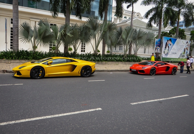 Aventador LP700-4 sử dụng động cơ V12, dung tích 6,5 lít, sản sinh công suất tối đa 700 mã lực và mô-men xoắn cực đại 690 Nm. Sức mạnh được truyền tới cả bốn bánh thông qua hộp số tự động 7 cấp ISR.