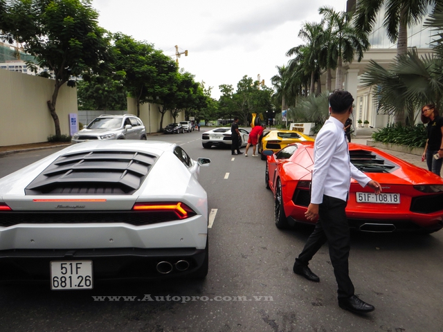 Nhóm người chơi siêu xe Lamborghini này thường tụ tập nhau vào cuối tuần và lái vòng quanh tại khu vực quận 7, trong đó, doanh nhân Quốc Cường cũng hay góp mặt với chiếc Huracan màu vàng biển tứ quý 8.
