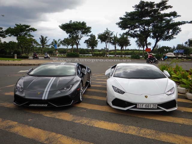 
Cặp đôi Lamborghini Huracan LP610-4, trong đó, chiếc màu xám được dán đề-can hai sọc trắng tương tự như bản giới hạn Avio với 250 chiếc được sản xuất trên toàn thế giới.
