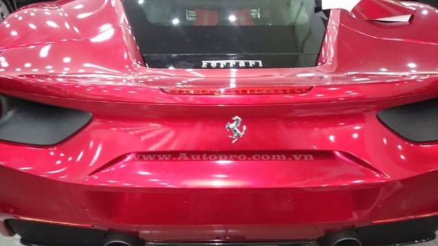 Ferrari 488 GTB sử dụng động cơ V8, tăng áp kép, dung tích 3,9 lít, sản sinh công suất tối đa 661 mã lực tại vòng tua máy 8.000 vòng/phút và mô-men xoắn cực đại 760 Nm tại 3.000 vòng/phút. Kết hợp cùng hộp số ly hợp kép 7 tốc độ, siêu ngựa mất khoảng 3 giây để tăng tốc từ 0-100 km/h trước khi đạt vận tốc tối đa 330 km/h.