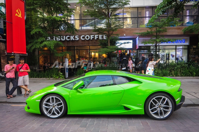 
Sở hữu ngoại thất ấn tượng màu xanh cốm, siêu bò Lamborghini Huracan của nhà Phan Thành nhanh chóng thu hút khá nhiều sự chú ý của các bạn trẻ cũng như du khách nước ngoài dạo chơi tại đây.
