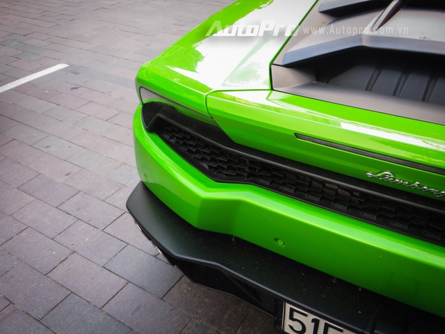 Huracan ra đời nhằm thay thế người anh Gallardo, mẫu xe thành công nhất của Lamborghini với hơn 14 nghìn chiếc được bán ra. Những chi tiết nhỏ nhất trên siêu bò đều khiến người đối diện phải ngất ngây.