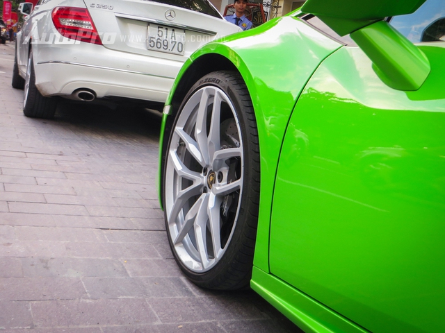 Ngoài Lamborghini Huracan LP610-4 xanh cốm, garage của gia đình Phan Thành còn có một bộ sưu tập xe thuộc hàng khủng tại Việt Nam với Ferrari F12 Berlinetta, Ferrari 488 GTB, McLaren 650S Spider, Audi R8 V10 Plus, Bentley Continental GT Speed, BMW i8 hay bộ đôi Rolls-Royce Phantom và Wraith.