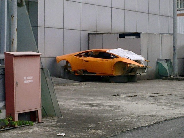 
Chiếc Lamborghini Huracan đầu tiên gặp nạn tại Việt Nam bị bắt gặp trong tinh trạng trơ khung tại Hà Nội.

