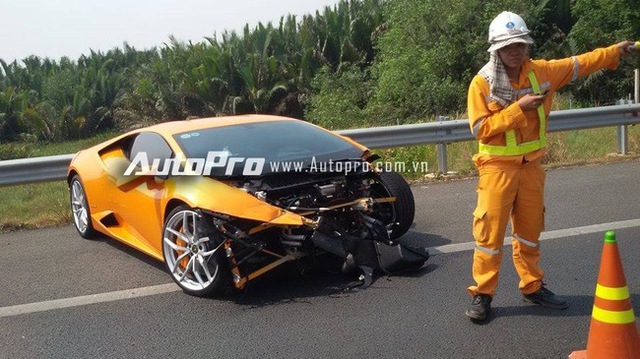 
Lamborghini Huracan LP610-4 nát đầu trong vụ tai nạn trên cao tốc Long Thành - Dầu Giây vào tháng 3/2016.

