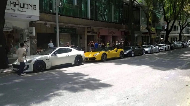 
Trong bức ảnh này còn thiếu hai chiếc Lamborghini Aventador LP700-4 mui trần và McLaren 650S Spider do không đủ chỗ đậu, nếu có chỗ đậu xe dài hơn đây chắc có lẽ là con phố cà phê sang chảnh nhất Việt Nam.
