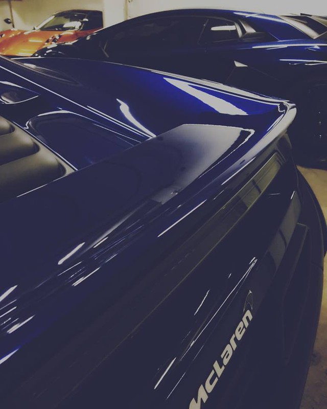 
Tuy nhiên một cuộc thay máu đã diễn ra vào khoảng 1 tháng nay, khi tất cả những đứa con chung khi xưa đều đã được cho đi tìm chủ mới hoặc ra công ty nhập khẩu siêu xe quận 5 nằm chờ khách. Garage này giờ đây chỉ còn có bộ 3 siêu xe Pagani Huayra, Lamborghini Aventador LP750-4 SV và McLaren 650S Spider màu xanh dương.
