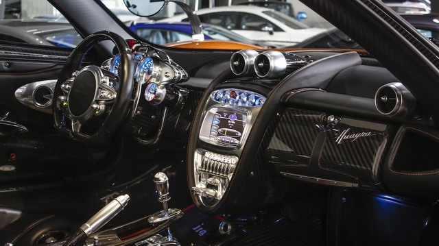 
Pagani Huayra là mẫu siêu xe được trang bị thiết kế nội thất có một không hai. Bên trong thần gió là sự kết hợp hoàn hảo giữa các vật liệu như da, kim loại, sợi carbon, máy móc trần trụi và màn hình kỹ thuật số cỡ lớn ngay bảng điều khiển trung tâm.
