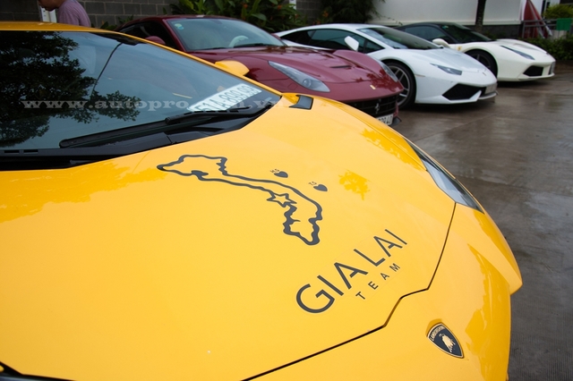
Lamborghini Aventador LP700-4 màu vàng này vừa được dán thêm bản đồ Việt Nam trên nắp capô, ngoài ra, còn có hai quần đảo Hoàng Sa và Trường Sa được viết tắt cùng dòng chữ Gia Lai Team đầy nổi bật.
