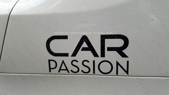 
Cũng cần nói thêm, trước khi cùng 3 chiếc siêu xe phượt xuống Hồ Tràm vào sáng qua, siêu ngựa Ferrari 488 GTB đã được doanh nhân 8X cho dán logo Car & Passion bên hông xe.
