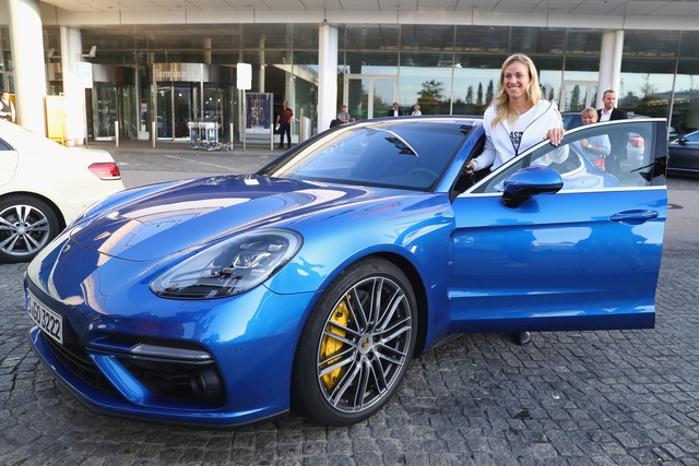 
Tân nữ hoàng của làng quần vợt thế giới - Angelique Kerber - bên chiếc Porsche Panamera Turbo.
