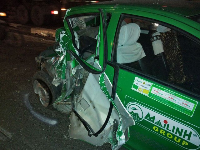 
Chiếc taxi bị hư hỏng nặng sau vụ tai nạn.
