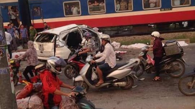 
Vụ tai nạn kinh hoàng giữa Honda CR-V và tàu hỏa khiến 6 người tử vong.
