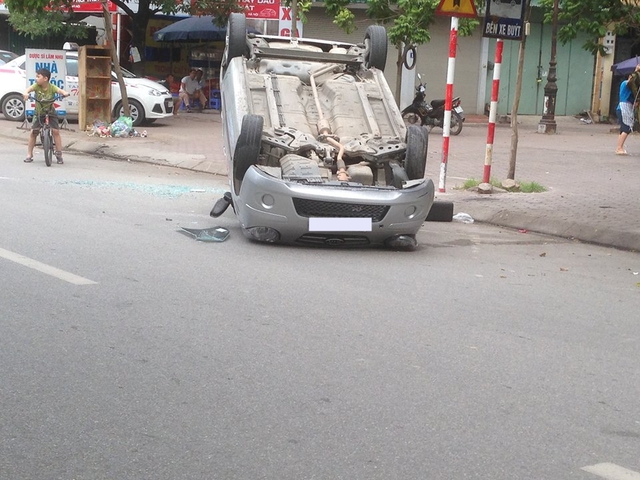 
Chiếc taxi ngửa bụng ngay trên phố sau cú đánh lái gấp để né chiếc Toyota đang lùi.
