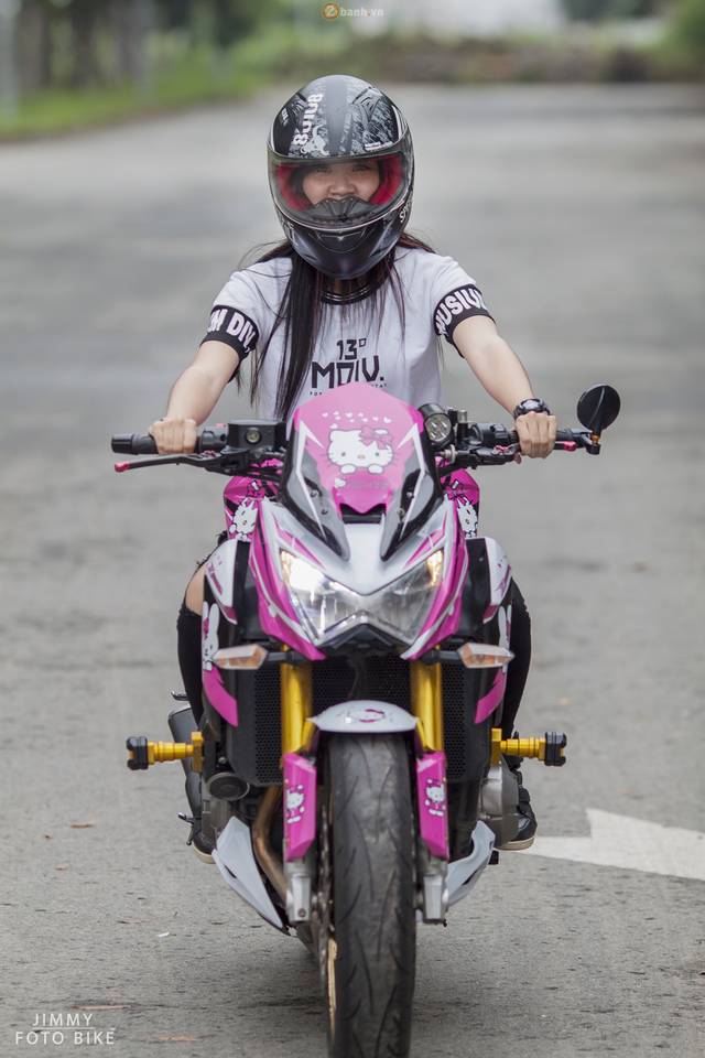 
Sau nhiều mẫu mô tô đình đám từng cầm lái như Yamaha R1, Honda CBR600RR, Kawasaki Z1000 và Honda CB1000R, cô gái có nickname “bánh bèo cá tính” hiện đang xe duyên cùng chiếc Kawasaki Z800 đang được nhiều bạn trẻ Việt khá ưa chuộng.
