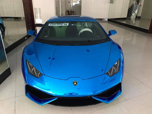 
Mới đây,chiếc Lamborghini Huracan thuộc sở hữu của ông chủ công ty nhập khẩu siêu xe tại quận 5 đã chia tay với bộ áo xanh cốm nguyên bản để chuyển sang màu crôm xanh dương lạ mắt bằng phương pháp dán đề-can.
