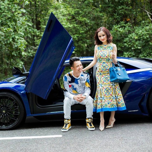 Siêu xe Lamborghini Aventador SV làm nền cho đại gia Minh Nhựa tạo dáng bên vợ - Ảnh 2.
