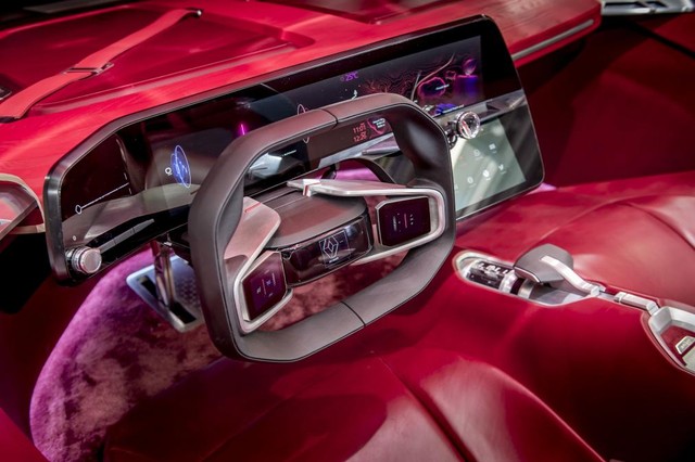 
Tại đây, người lái sẽ thấy nội thất có thiết kế đậm chất tương lai và không gian rộng rãi dành cho 2 người nhờ chiều dài cơ sở 2.700 mm. Điểm nhấn của nội thất bên trong Renault Trezor Concept là màn hình cong OLED cỡ lớn sử dụng kính Corning Gorilla Glass để chống xước.
