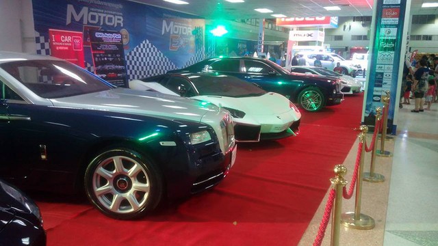 
Dàn siêu xe và xe siêu sang thu hút khá nhiều sự chú ý của người dân Lào tham quan tại triển lãm.
