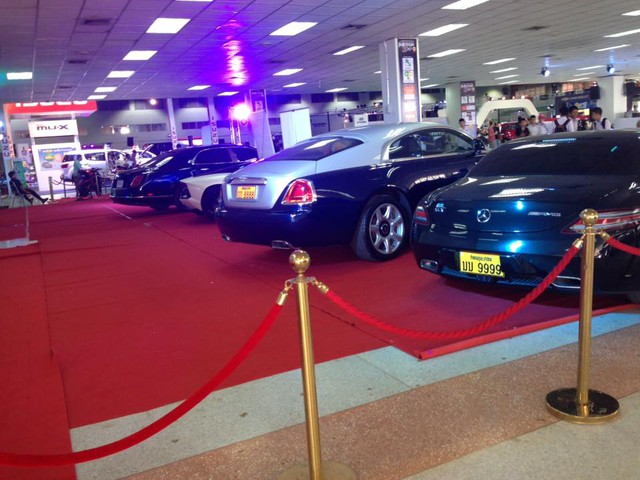 
Từ phải sang trái, Mercedes-Benz SLS AMG, Rolls-Royce Wraith, Lamborghini Aventador LP700-4 Roadster và Bentley Mulsanne.

