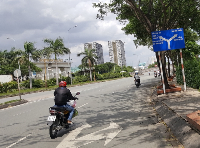 
Hướng đường Nguyễn Văn Linh lên cầu Phú Mỹ, Quận 2 và Quận 9, nếu đi dưới chân cầu các phương hiện sẽ về khu chế xuất Tân Thuận và đường Nguyễn Thị Thập.
