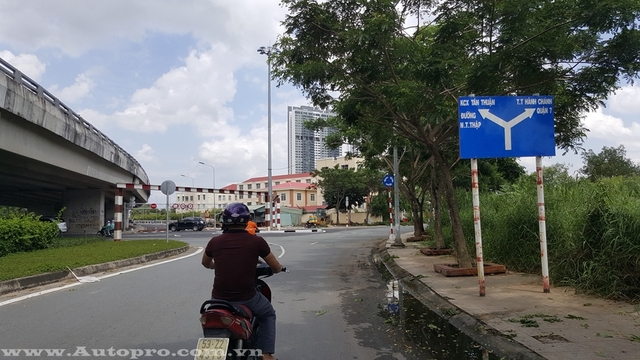 
Nhiều xe máy khi đến gần chân cầu Phú Mỹ, Quận 7 có thể đi rẽ theo 2 hướng, trong đó rẽ trái là đi về khu chế xuất Tân Thuận và đường Nguyễn Thị Thập, rẽ phải sẽ về trung tâm hành chính Quận 7.
