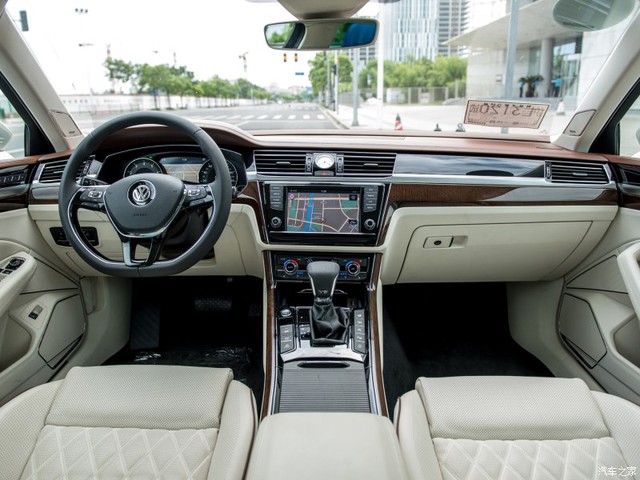 Các tính năng nổi bật của Volkswagen Phideon bao gồm ghế thông khí, mát-xa và sưởi ấm, đèn viền nội thất với 3 màu tùy chọn, hệ thống treo khí nén, cửa tự hít, màn hình hiển thị thông tin trên kính chắn gió, đèn pha LED và hệ thống quan sát ban đêm dựa trên camera. Hệ thống sẽ cảnh báo cho người lái nếu phát hiện người, động vật trên/gần đường, ngay cả khi trời tối và sương mù.