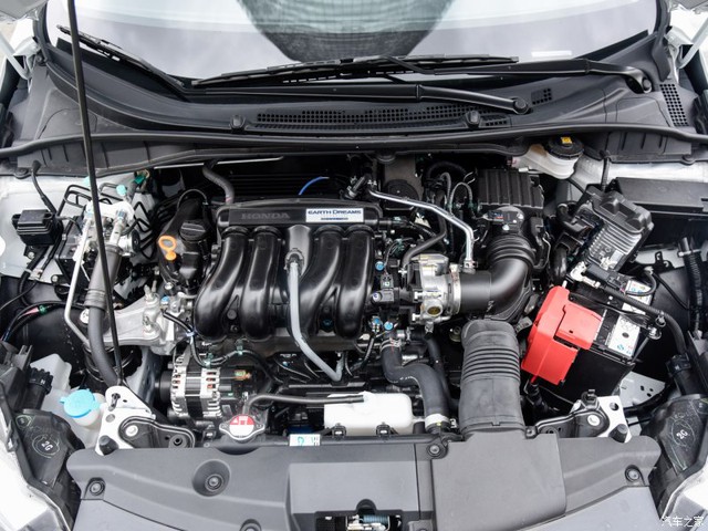Trái tim của Honda Gienia là động cơ xăng 4 xy-lanh, hút khí tự nhiên, dung tích 1,5 lít, sản sinh công suất tối đa 131 mã lực và mô-men xoắn cực đại 155 Nm. Động cơ kết hợp với hộp số sàn 5 cấp hoặc CVT.