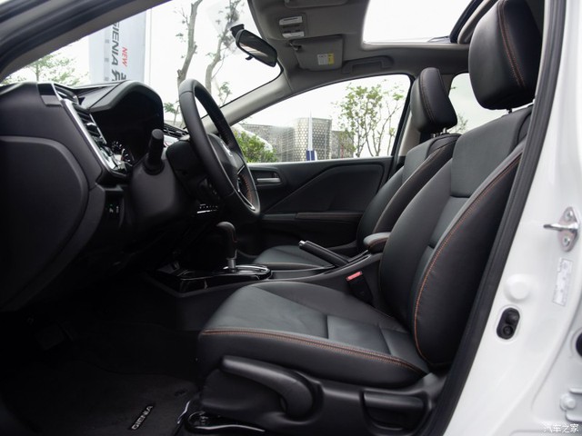
Những tính năng nổi bật khác của Honda Gienia bao gồm hệ thống giám sát điểm mù LaneWatch, cửa sổ trời chỉnh điện, cửa mở không cần chìa khóa và ghế bọc da.
