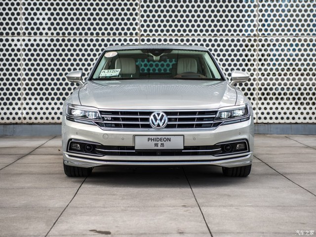 
Theo hãng Volkswagen, Phideon là mẫu xe limousine phù hợp với những khách hàng Trung Quốc đang tìm kiếm một phương tiện đi lại cao cấp nhưng có thiết kế không quá nổi bật.

