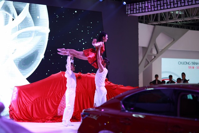Màn biểu diễn nghệ thuật ở gian hàng Lexus mang phong cách tân cổ điển sang trọng.