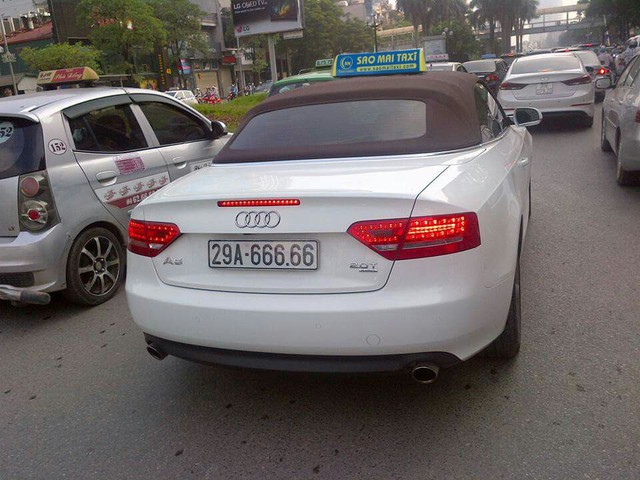 
Audi A5 mui trần cũng có biển giống hệt chiếc SUV hạng sang. Ảnh: Văn Ngọc.
