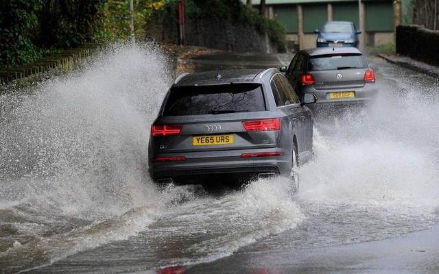 
Mùa mưa với những con phố ngập nước tiềm ẩn nguy cơ rất lớn với chiếc xe của bạn.
