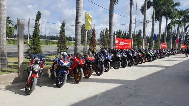 
Từ 8h sáng, hàng trăm biker từ Sài Gòn, Bình Dương, Đồng Nai, miền Tây đã đổ dồn về trường đua mô tô Happy Land để trải nghiệm các dòng mô tô phân khối lớn của Ducati. Do đó, không khó bắt gặp hàng chục chiếc xe phân khối lớn của các biker Việt xếp hàng tại trường đua.
