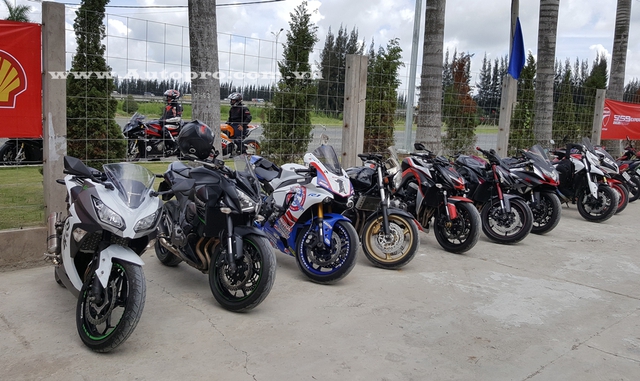 Chiếc Yamaha YZF-R1 2015 trở nên nổi bật khi xếp cùng dàn mô tô phân khối lớn khác.