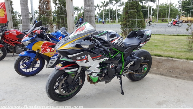 
Nổi bật trong dàn xe phân khối lớn theo chân các biker tham gia trải nghiệm xe Ducati là siêu phẩm trong thế giới 2 bánh Kawasaki Ninja H2.
