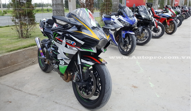 
Siêu mô tô Kawasaki Ninja H2 có giá bán chính hãng hơn 1 tỷ Đồng đã được chủ nhân khoác lên mình bộ tem mô phỏng xe đua chuyên nghiệp lạ mắt.
